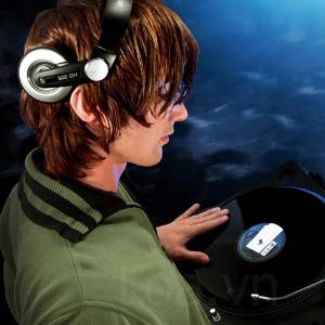 Dj type headphone for music lovers