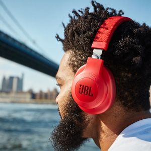 20 hours of playtime in JBL E55BT battery