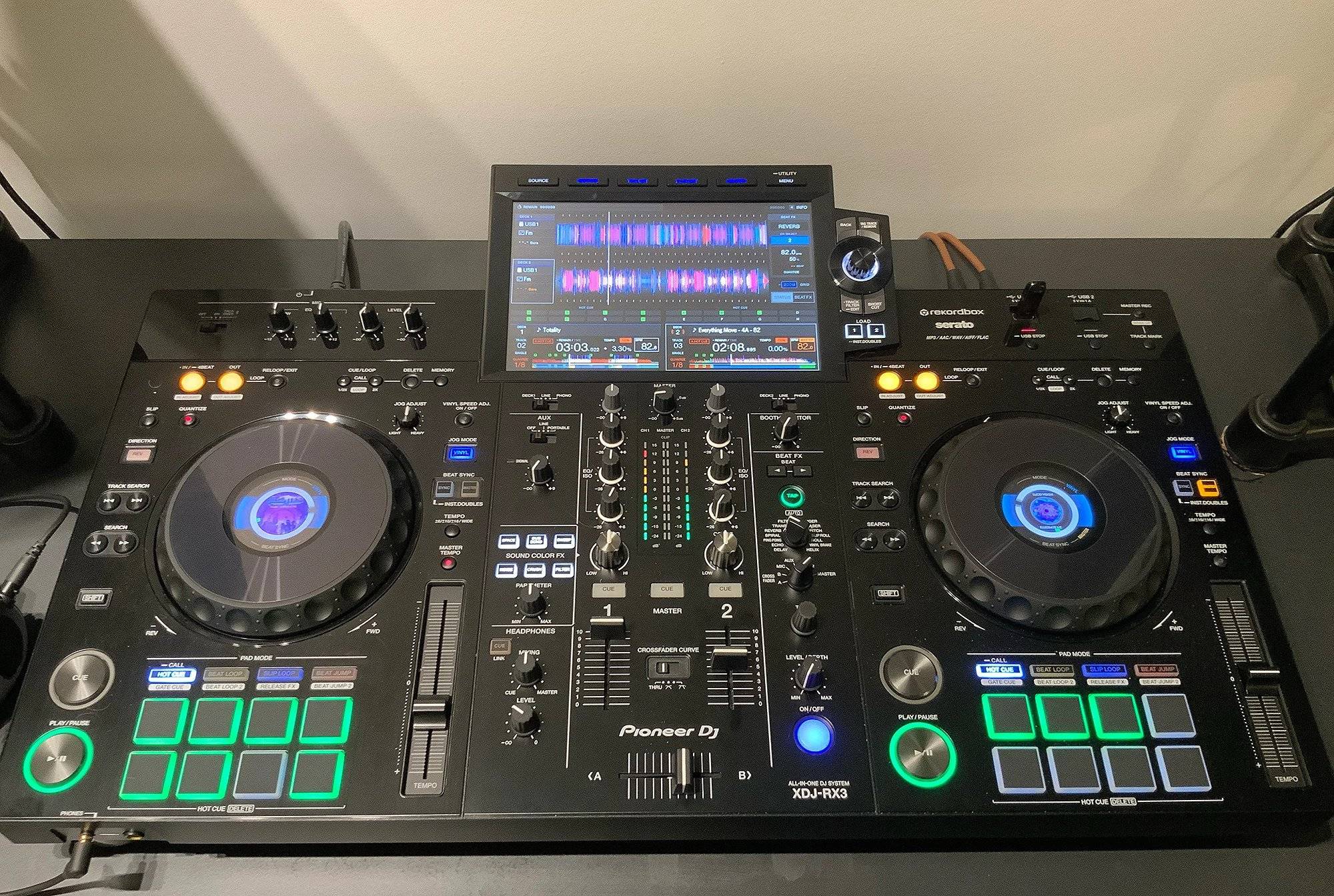 XDJ-RX3 comes with big screen
